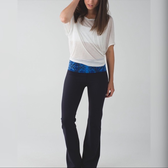 lululemon athletica Pants - Lululemon ‘Groove Pant III’ Navy/Blue Snakeskin